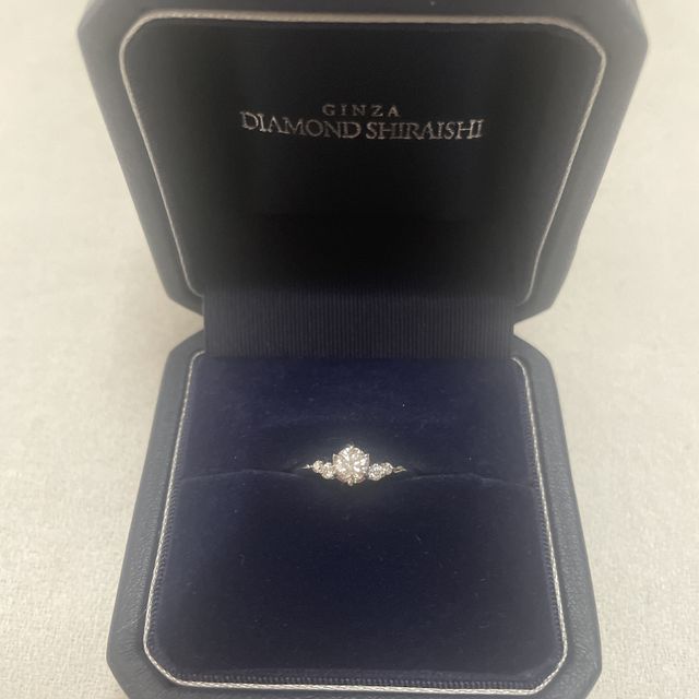 【銀座ダイヤモンドシライシの口コミ】 指輪のデザインがとても気に入りました。
シンプルすぎず、ゴージャスすぎ…