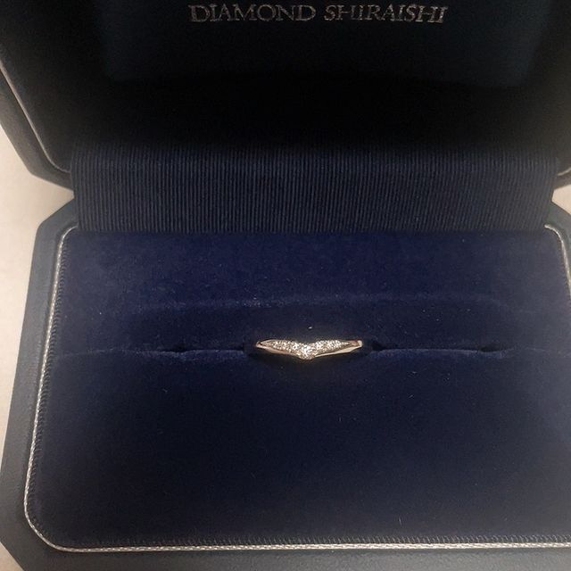 【銀座ダイヤモンドシライシの口コミ】 ゆるやかなVラインで婚約指輪との
重ねづけもとても相性がよく
こちらに決…