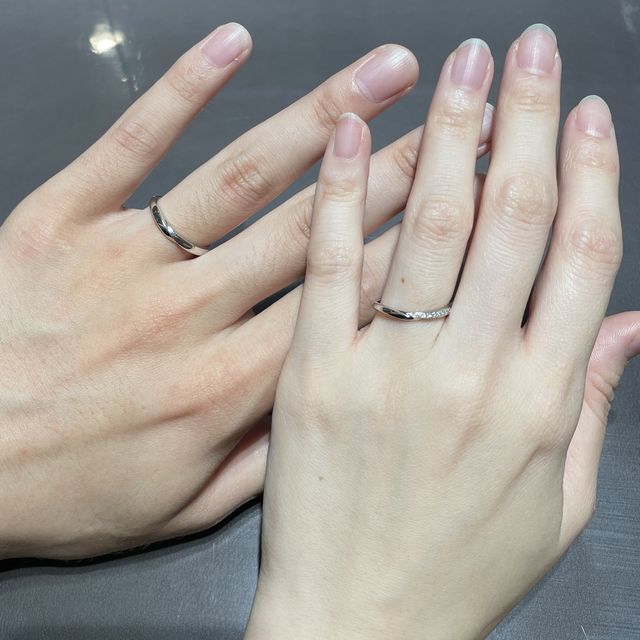 【俄(にわか)の口コミ】 とにかく婚約指輪との重ね付けが最高！
そして、ダイヤの着き具合・華やか…