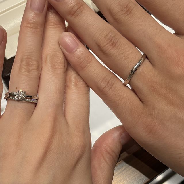 【俄(にわか)の口コミ】 とにかく婚約指輪との重ね付けが最高！
そして、ダイヤの着き具合・華やか…