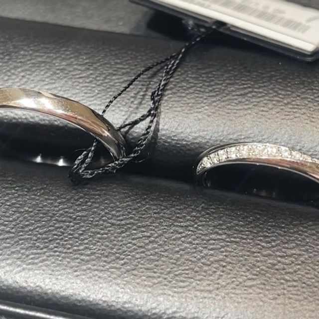 【ラザール ダイヤモンド(LAZARE DIAMOND)の口コミ】 ストレート+斜めのメレダイヤで探していましたが、横から見ても見えるよう…