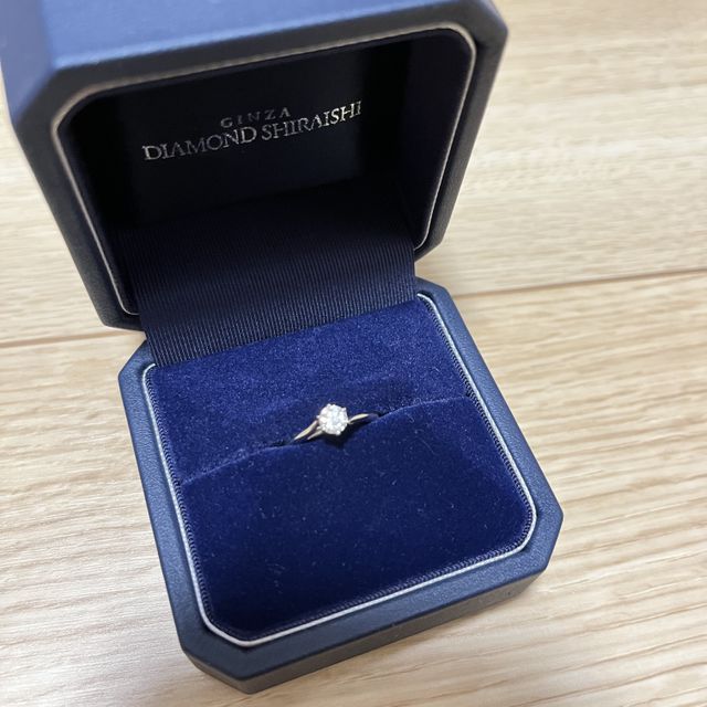 【銀座ダイヤモンドシライシの口コミ】 キラキラして輝いていた。大きさもちょうどよく、新婦の指に合いそうだっ…