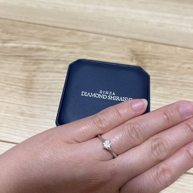【銀座ダイヤモンドシライシの口コミ】 キラキラして輝いていた。大きさもちょうどよく、新婦の指に合いそうだっ…