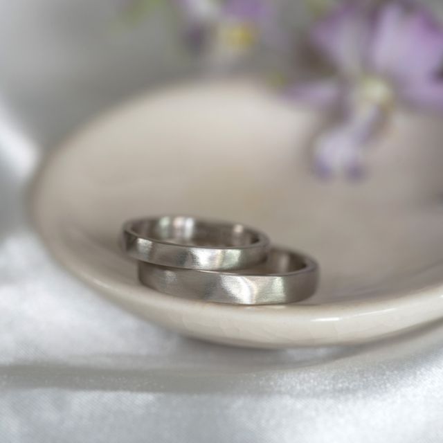 【Cayof(カヨフ)の口コミ】 旦那さんがあまり光沢のあるリングが苦手でなマット加工がされている指輪…