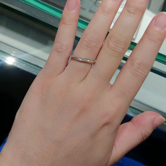 【銀座ダイヤモンドシライシの口コミ】 小さい手で、指は短くて細め。身長も低いので、華奢なリングがよいのでは…