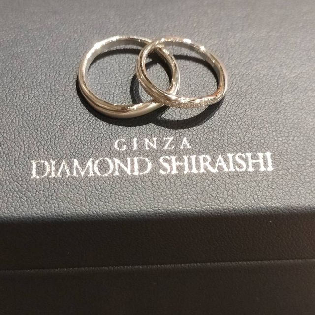 【銀座ダイヤモンドシライシの口コミ】 婚約指輪に合う形の指輪を探していくつかのお店を見て回りました。似たよ…
