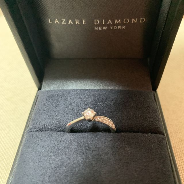 【ラザール ダイヤモンド(LAZARE DIAMOND)の口コミ】 デザインが良くどの角度からもダイヤが見え輝いていたから。サイドのダイ…