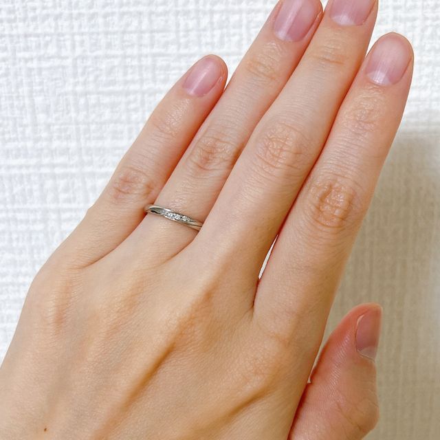 【アイプリモ(I-PRIMO)の口コミ】 ストレートのシンプルなフォルムながら、ラインとダイヤモンドが斜めに配…