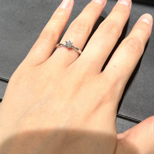 【ラザール ダイヤモンド(LAZARE DIAMOND)の口コミ】 シンプルな一粒ダイヤですが、ねじれたアームのデザインが個性的で目を引…