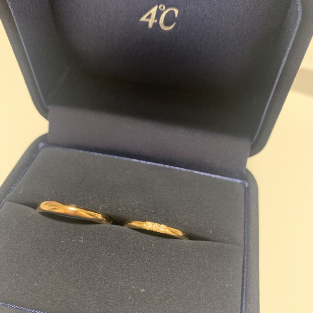 【4℃ BRIDAL(ヨンドシーブライダル)の口コミ】 シンプルだけど、可愛いデザインだからです。　
最初、ゴールドで探してい…