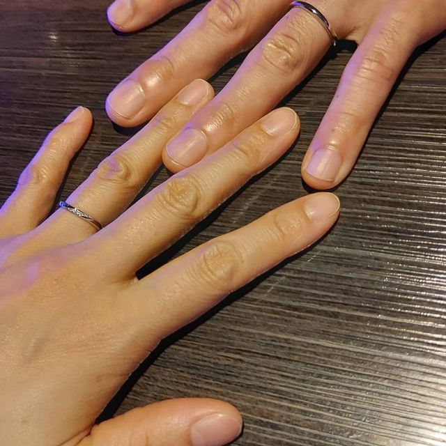 【俄(にわか)の口コミ】 お互い初めての結婚指輪選びでしたが、デザインがいいねと一番に選びまし…
