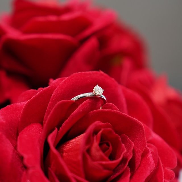 【ラザール ダイヤモンド(LAZARE DIAMOND)の口コミ】 ダイヤモンドの輝きが存分に生かされる、シンプルなデザインにしました。…