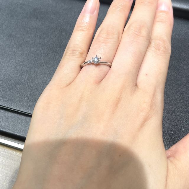 【ラザール ダイヤモンド(LAZARE DIAMOND)の口コミ】 アシンメトリーなデザインが珍しく、特徴的でした。サイドにメレダイヤが…