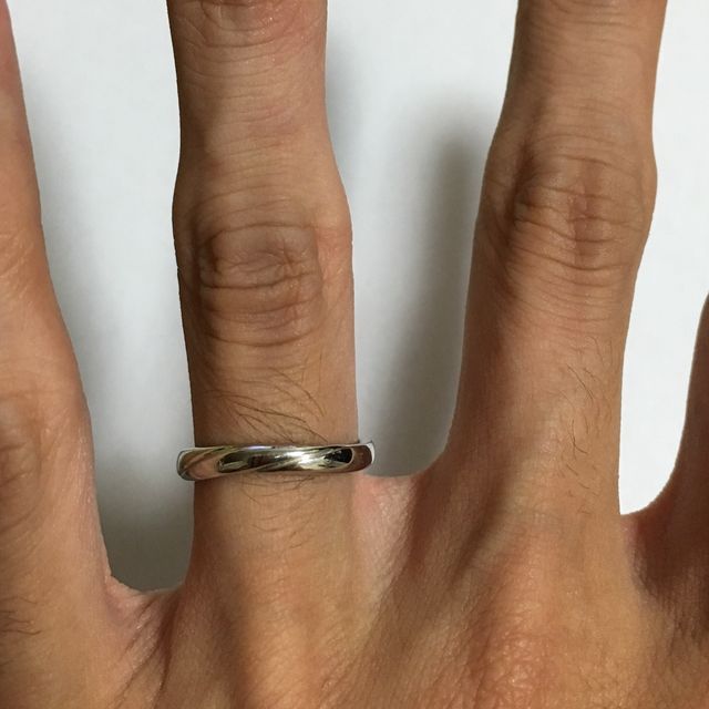【4℃ BRIDAL(ヨンドシーブライダル)の口コミ】 夫婦ともに普段使いが出来るシンプルな指輪を探していました。しかしただ…