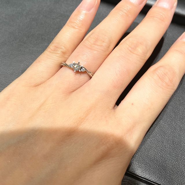 【ラザール ダイヤモンド(LAZARE DIAMOND)の口コミ】 サイドメレにひねりのあるデザインの、ウェーブタイプのリングです。一見…