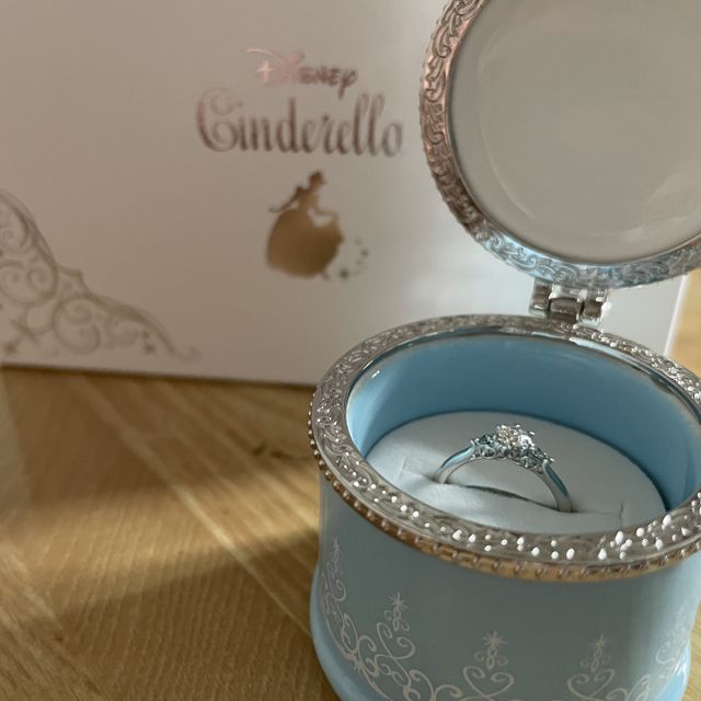 【Disney Cinderella(ディズニー シンデレラ)の口コミ】 特に希望のデザインなどは無くお店に行き、たくさんの指輪を見せていただ…