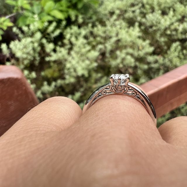 【ケイウノ ブライダル(K.UNO BRIDAL)の口コミ】 手が小さく指が短いので、V字で細みな指輪を希望しました。デザインなどは…