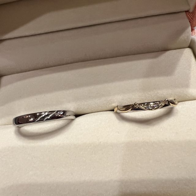【ケイウノ ブライダル(K.UNO BRIDAL)の口コミ】 婚約指輪と重ねた時に、婚約指輪のダイヤと結婚指輪が当たらないように甲…