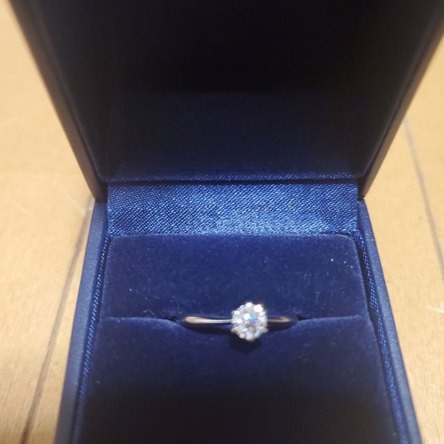 【銀座ダイヤモンドシライシの口コミ】 指輪は女性なら誰もが喜ぶようなデザインでした。
シンプルなデザインでい…