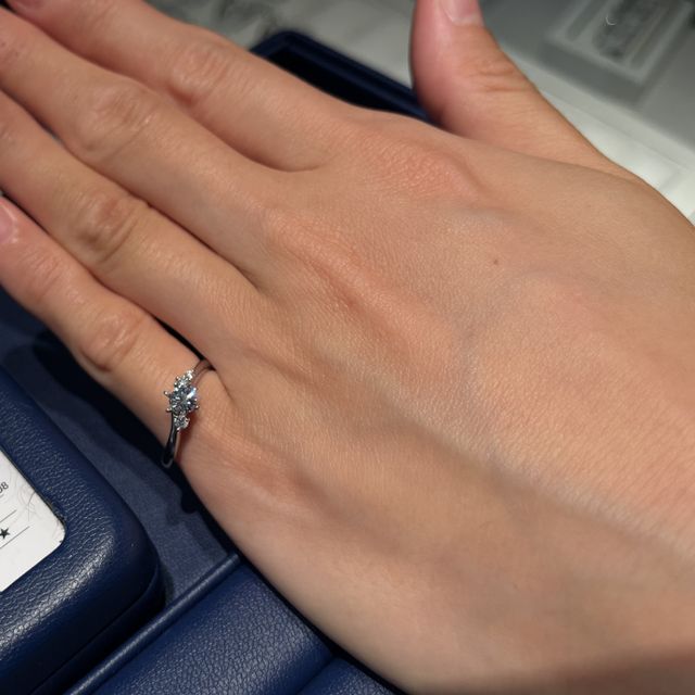 【銀座ダイヤモンドシライシの口コミ】 エレガントで優雅な雰囲気がでるデザインを中心に試着しました。ダイヤモ…