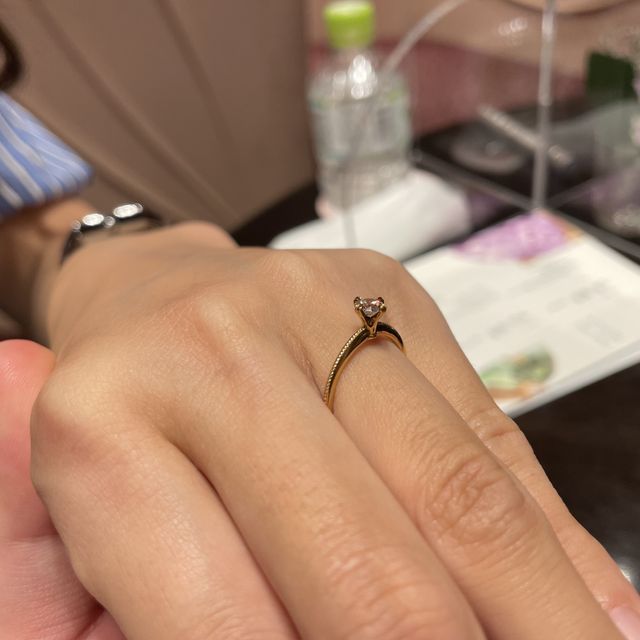 【4℃ BRIDAL(ヨンドシーブライダル)の口コミ】 ダイヤが際立つような設計になっており、円錐のとがった部分まで隠れない…