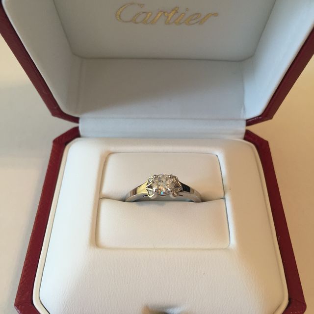 【カルティエ(Cartier)の口コミ】 様々なブランドを見て回りましたが、
カルティエの指輪はクラシックなデザ…