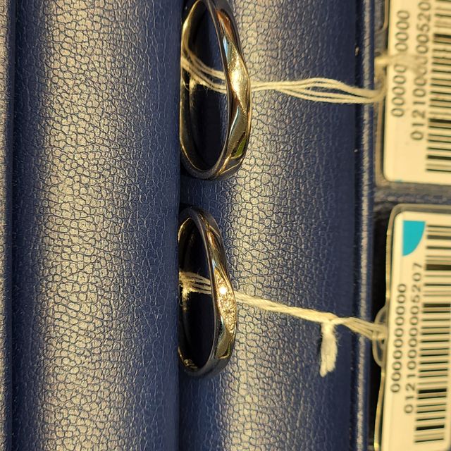 【銀座ダイヤモンドシライシの口コミ】 デザインはウェーブが入っていて、女性が装着する指輪にはダイヤモンドが…