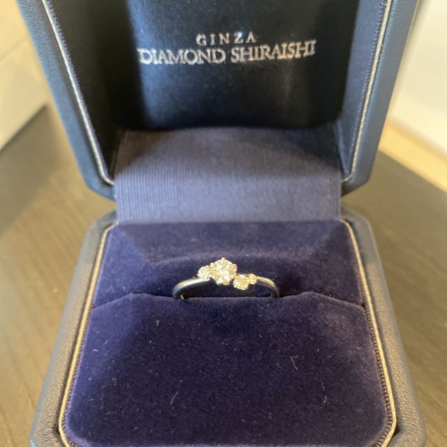 【銀座ダイヤモンドシライシの口コミ】 数あるデザインの中から決めた、スズランをモチーフとしたデザインで、す…