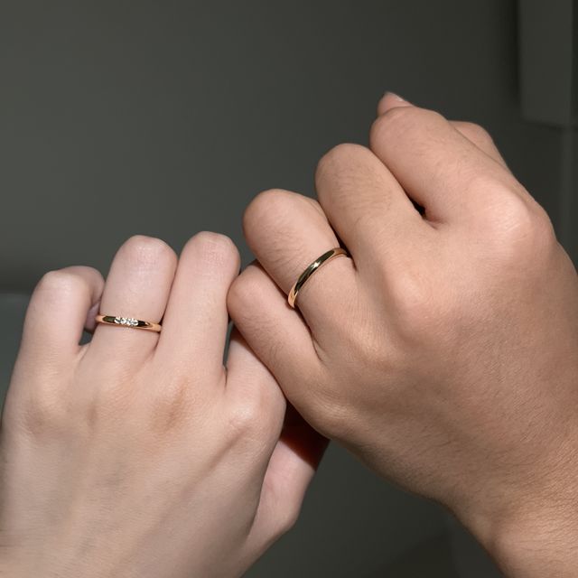 【4℃ BRIDAL(ヨンドシーブライダル)の口コミ】 シンプルなもので探していました。プラチナのウェーブとイエローゴールド…