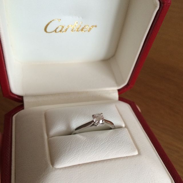 【カルティエ(Cartier)の口コミ】 あまり派手なのは好みでないのと、いろんなシーンで利用できるシンプルで…