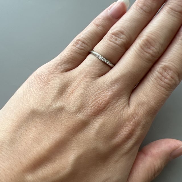 【ラザール ダイヤモンド(LAZARE DIAMOND)の口コミ】 上からも下からもダイヤモンドが見えるデザインで、ほのかにV字になってい…