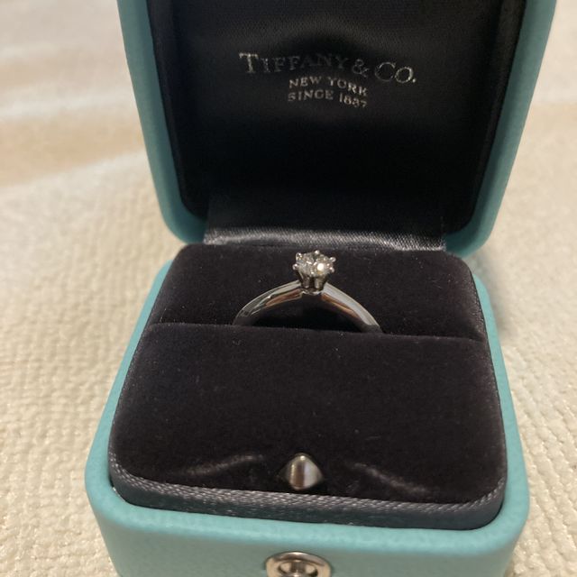【ティファニー(Tiffany & Co.)の口コミ】 指輪のデザインは、シンプルなデザインです。台座有りのダイアモンドリン…