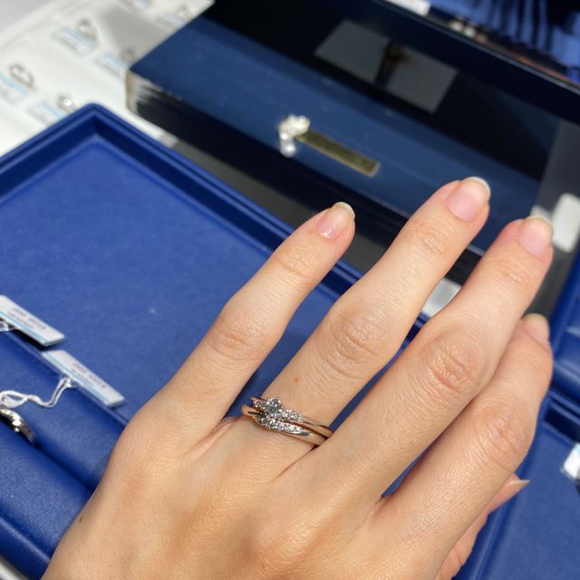 【銀座ダイヤモンドシライシの口コミ】 ダイヤモンドが埋め込みと爪どめの中間のような留め方をしているそうで、…