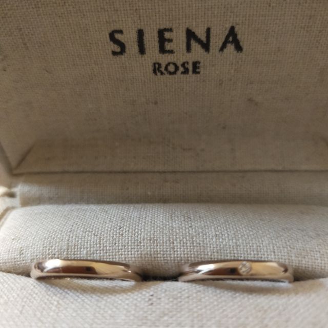 【SIENAROSE(シエナロゼ)の口コミ】 ゴールドでもシルバーでもない個性的な色。
スタッフの方がとても親身に話…