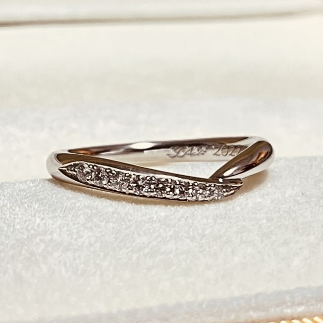 【ケイウノ ブライダル(K.UNO BRIDAL)の口コミ】 素材は夫婦お揃いでプラチナを選びました。
夫の指輪のアイデアベースは、…