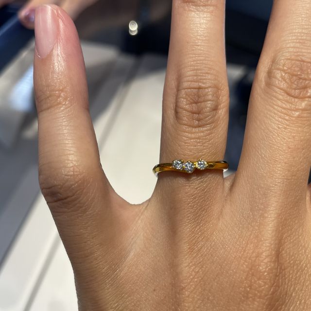 【銀座ダイヤモンドシライシの口コミ】 タテヅメでダイヤがついているのがかわいくて、かなり惹かれました。しか…