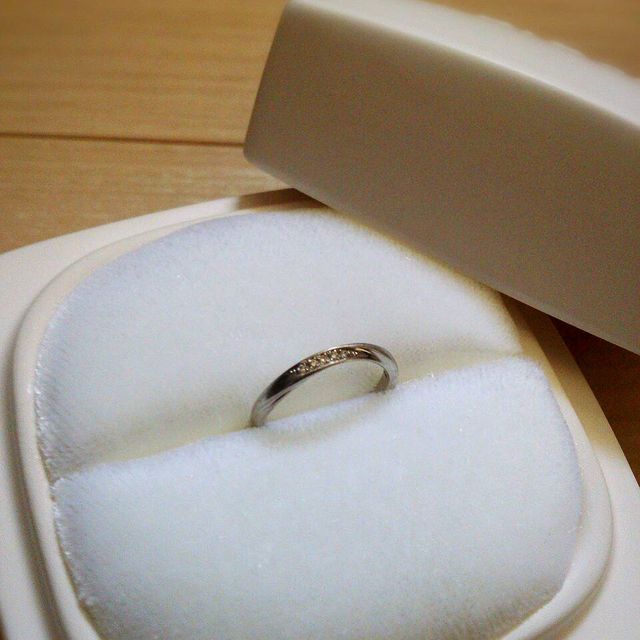 【俄(にわか)の口コミ】 ひねりが入ったデザインなので、指の形がきれいに見えます。エッジにすこ…