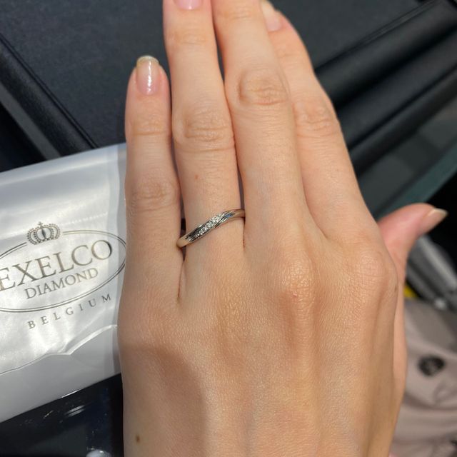 【エクセルコダイヤモンド(EXELCO DIAMOND)の口コミ】 エンゲージとセットでつけられるもので試着していました。ねじれのあるデ…