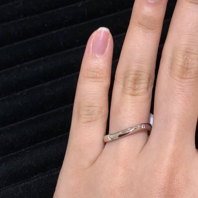 【TRECENTI(トレセンテ)の口コミ】 新郎新婦、どちらもウェーブ型のプラチナの指輪を選びました。内甲丸とい…