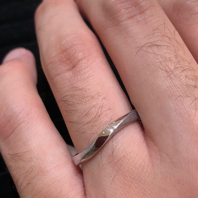 【TRECENTI(トレセンテ)の口コミ】 新郎新婦、どちらもウェーブ型のプラチナの指輪を選びました。内甲丸とい…