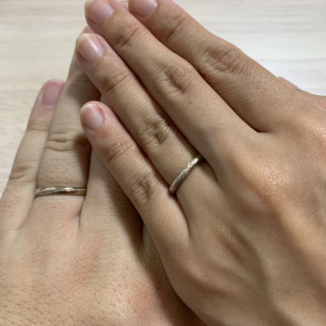 【TANZO.(鍛造指輪)の口コミ】 手頃な値段と付け心地の良さが決め手となりました。
また、色々なデザイン…
