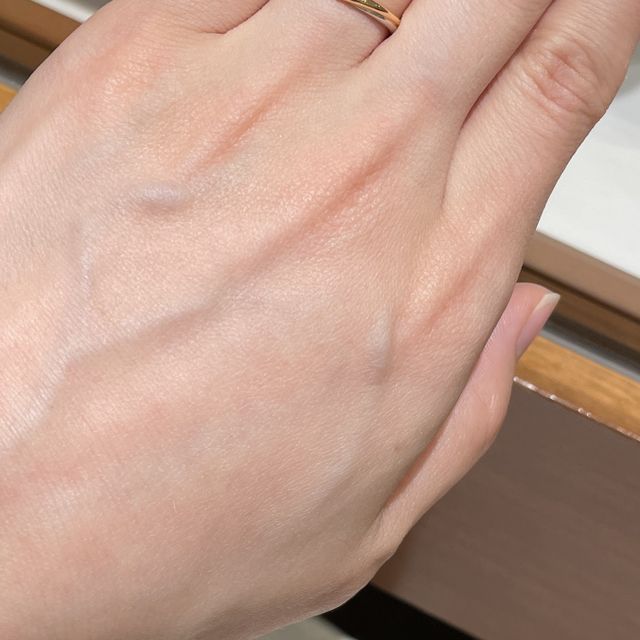 【銀座ダイヤモンドシライシの口コミ】 シンプルだけど、女性らしいデザインで、肌馴染みもよく、普段あまり指輪…