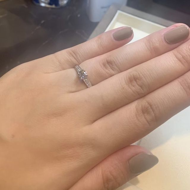 【ヴァン クリーフ＆アーペル(Van Cleef & Arpels)の口コミ】 調べ始めてから一目惚れしたデザイン。実際に見て想像通りの輝きで、カー…