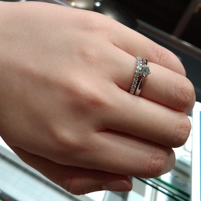 【アイプリモ(I-PRIMO)の口コミ】 結婚指輪と同じブランドで探していました。重ね付けしたかってのでダイヤ…