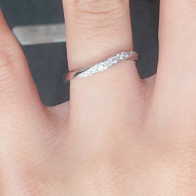 【アイプリモ(I-PRIMO)の口コミ】 ウェーブの形が綺麗でダイヤがついている範囲も広くてキラキラしていて綺…