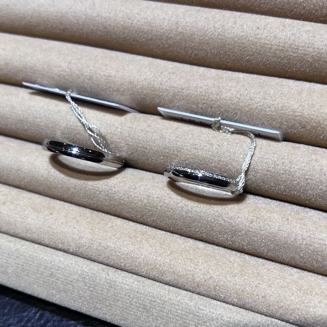 【TRECENTI(トレセンテ)の口コミ】 リングはストレート、素材はプラチナ950、内側にお互いの誕生石を入れてい…