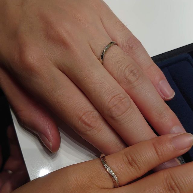 【4℃ BRIDAL(ヨンドシーブライダル)の口コミ】 指輪を探し始めたときは、石が少なくもっとシンプルなものを求めていまし…