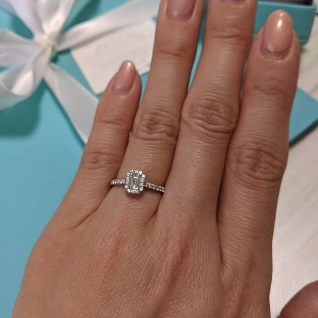 【ティファニー(Tiffany & Co.)の口コミ】 一般的な一粒ダイヤより少し個性的なデザインで、大きくて指が長い自分の…