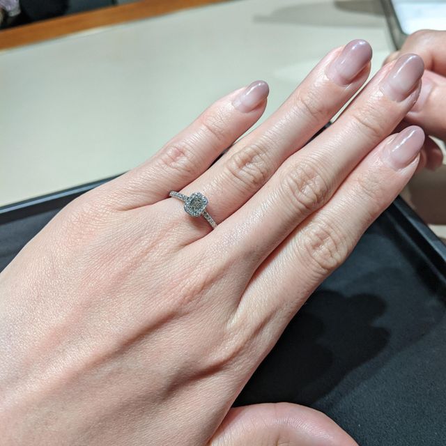 【ティファニー(Tiffany & Co.)の口コミ】 一般的な一粒ダイヤより少し個性的なデザインで、大きくて指が長い自分の…