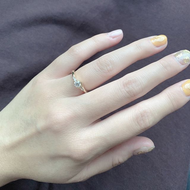【ケイウノ ブライダル(K.UNO BRIDAL)の口コミ】 今回はフルオーダーで婚約指輪を作成することとなり、指が細く見える、結…